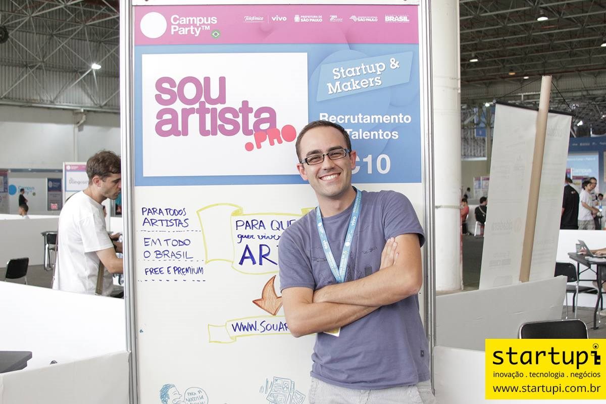 Daniel smiling at the SouArtista.Pro stand at Campus Party.
